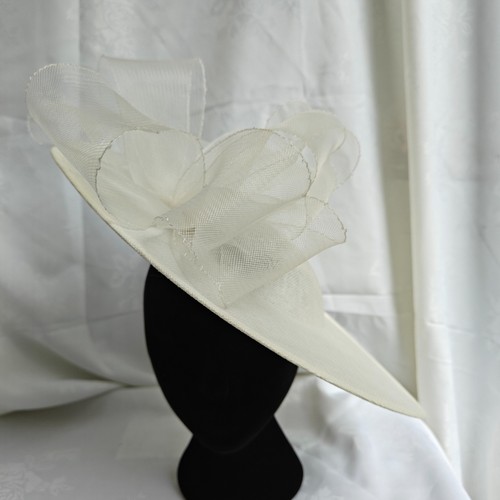 Ivory cream flower - ivory, brim